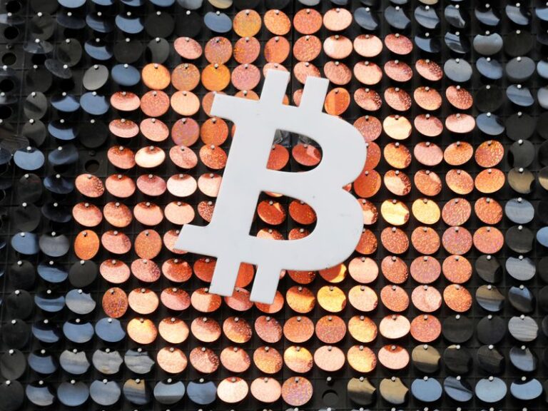 Bitcoin aggiorna i massimi volando sopra quota 73.000 dollari